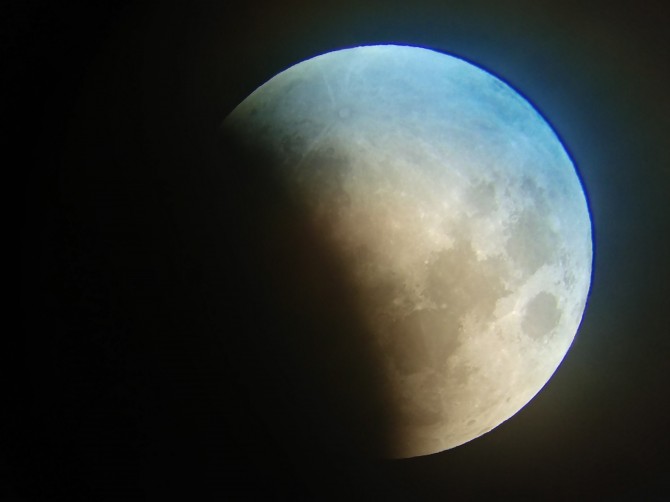 31일 밤 서울 용산 과학동아천문대에서 바라본 달의 모습. 개기월식이 진행되어 달의 상당 부분이 지구 그림자에 가려져 있다. - 과학동아천문대 제공